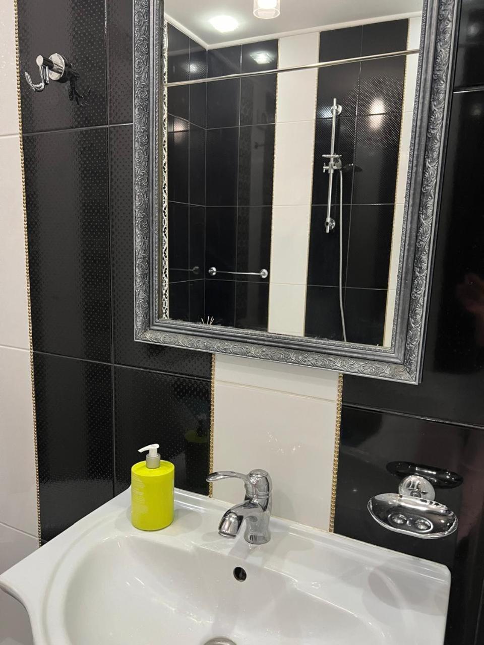 Home In Center With Jacuzzi Iwano-Frankiwsk Exterior foto