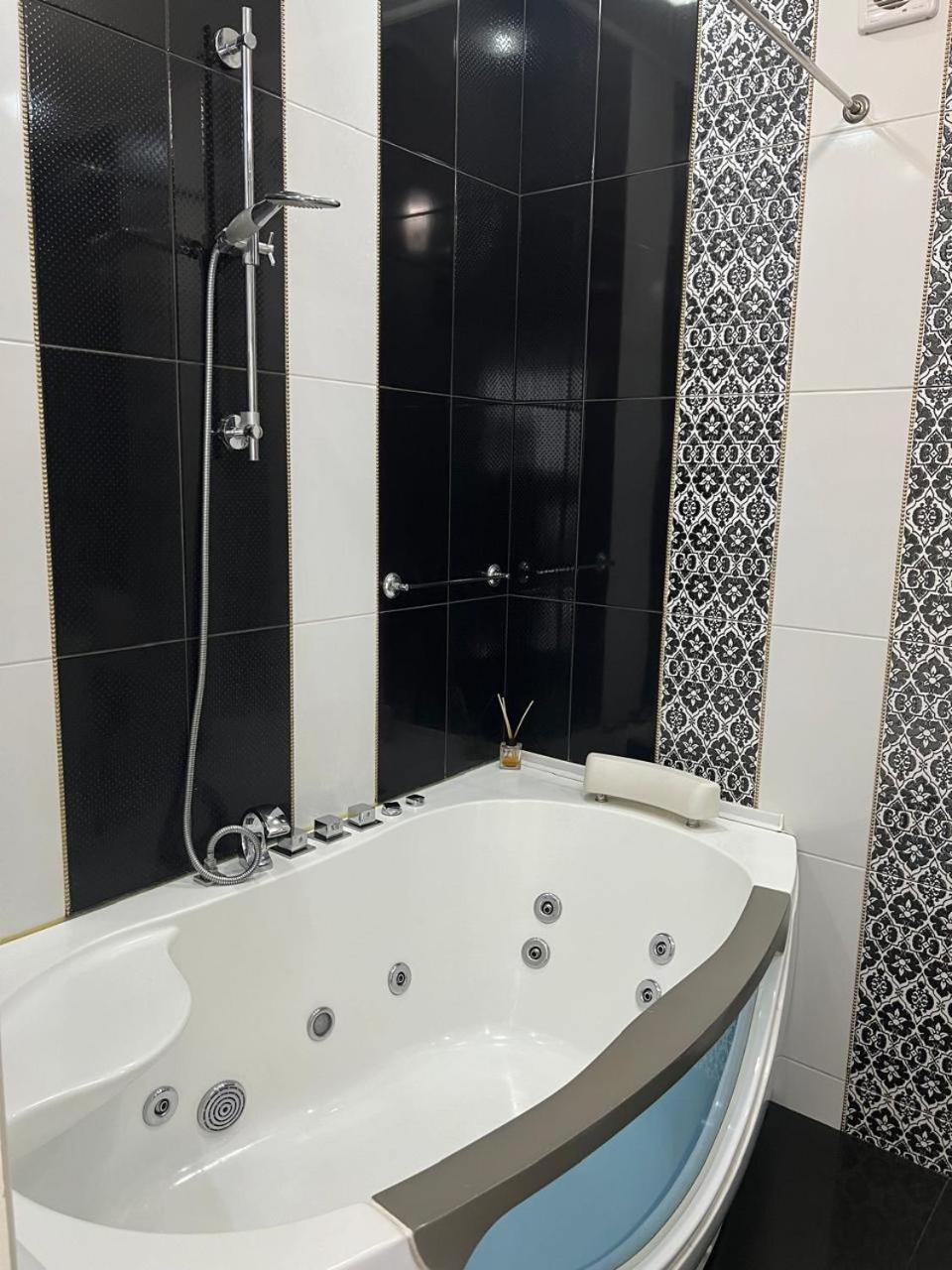 Home In Center With Jacuzzi Iwano-Frankiwsk Exterior foto